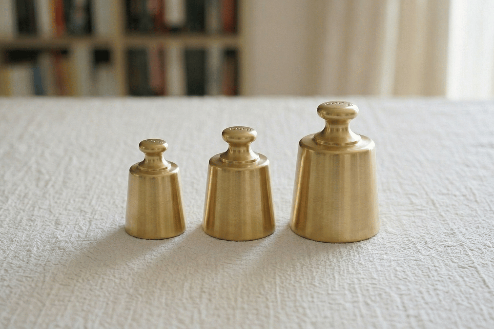 Trzy ciężarki na lnianym obrusie