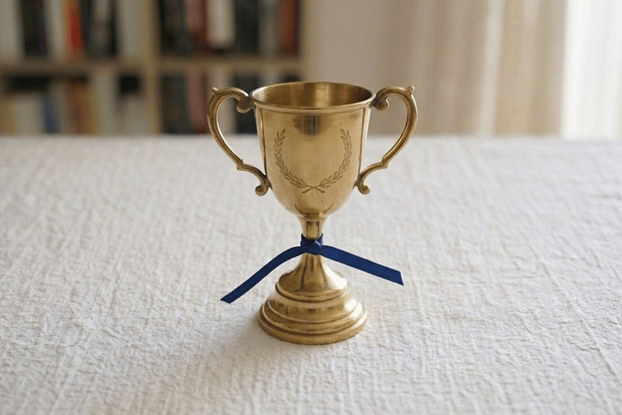 Puchar złoty na stole