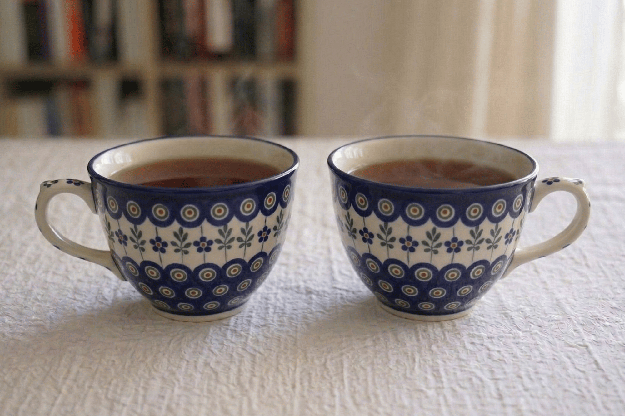 Dwie filiżanki z herbatą na stole